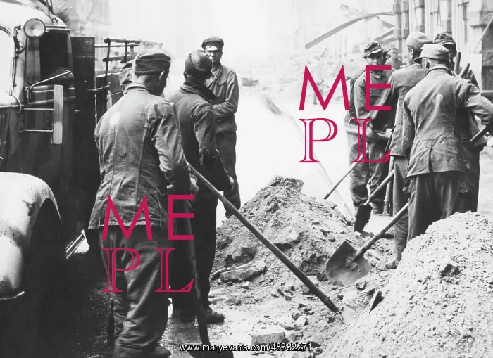: Rubble clearance in Munich, 1945 : Rubble clearance in Munich, 1945