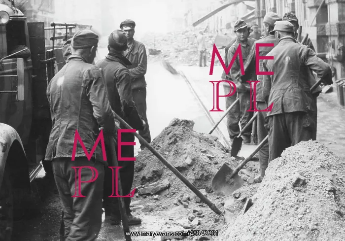 : Rubble clearance in Munich, 1945 : Rubble clearance in Munich, 1945