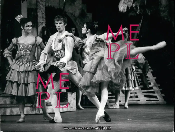 : Rudolf Nureyev and other ballet dancers on stage : Rudolf Nureyev and other ballet dancers on stage
