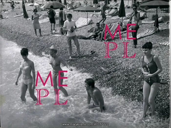 : Rudolf Nureyev on beach with other dancers, Nice : Rudolf Nureyev on beach with other dancers, Nice