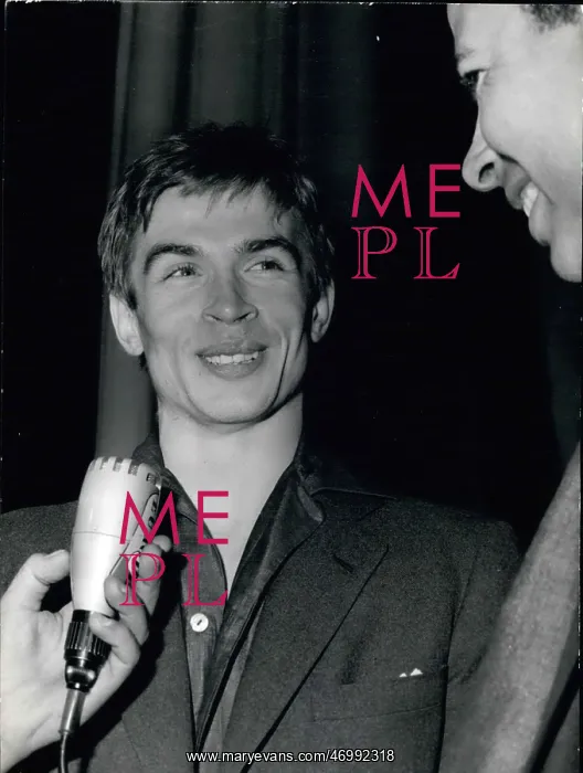 : Rudolf Nureyev being interviewed in Paris : Rudolf Nureyev being interviewed in Paris