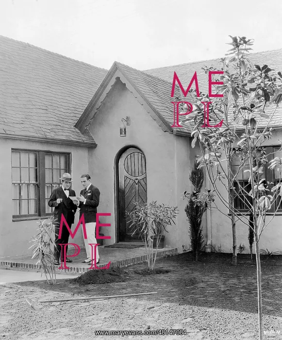 : Rudolph Valentino in front of his bungalow : Rudolph Valentino in front of his bungalow