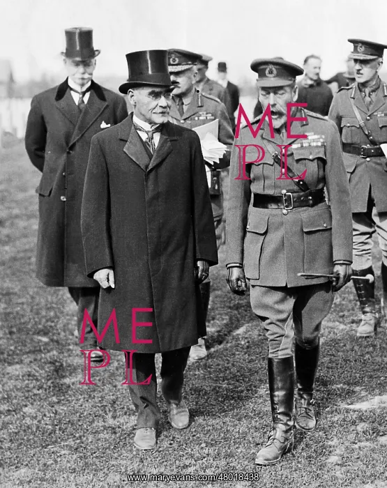 : Rudyard Kipling and Georg V on a visit to war graves in Belg : Rudyard Kipling and Georg V on a visit to war graves in Belg