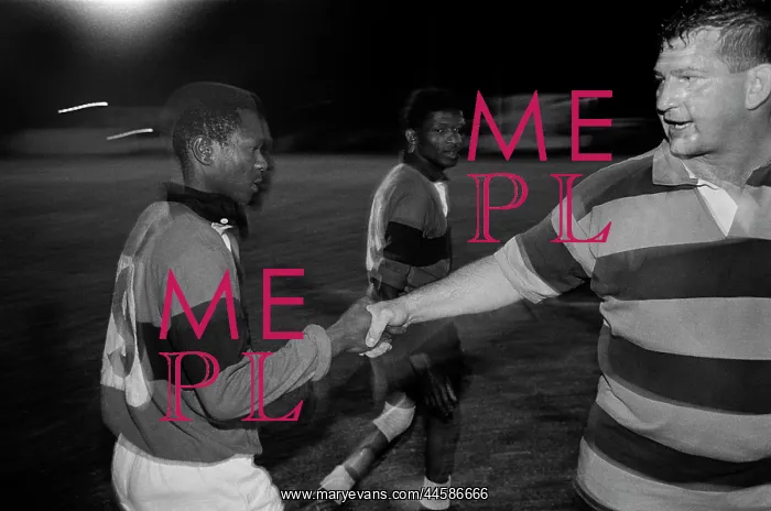  : Rugby players shaking hands