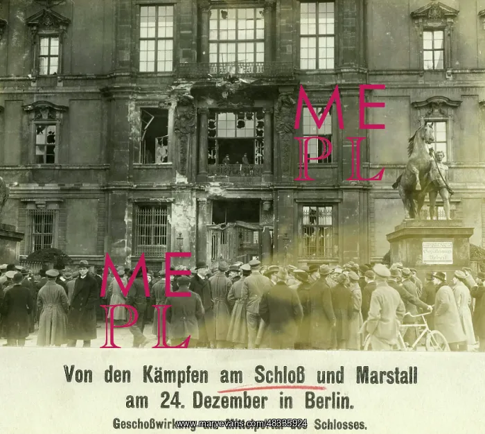 : Ruin of the City Palace in Berlin, 1918 : Ruin of the City Palace in Berlin, 1918