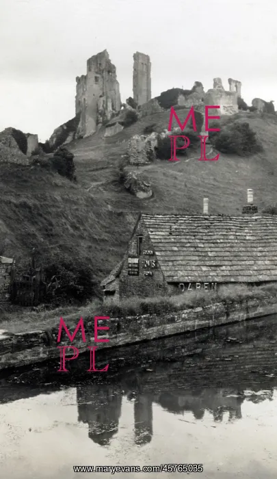 : Ruins of Corfe Castle, Dorset : Ruins of Corfe Castle, Dorset