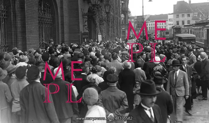 : Rush of depositors at the Berlin Sparkasse, 1931 : Rush of depositors at the Berlin Sparkasse, 1931