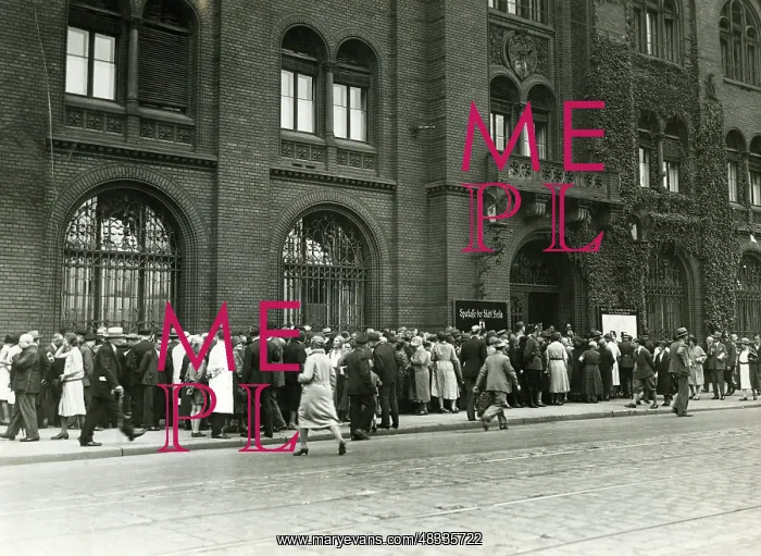 : Rush of depositors at the Berlin Sparkasse, 1931 : Rush of depositors at the Berlin Sparkasse, 1931