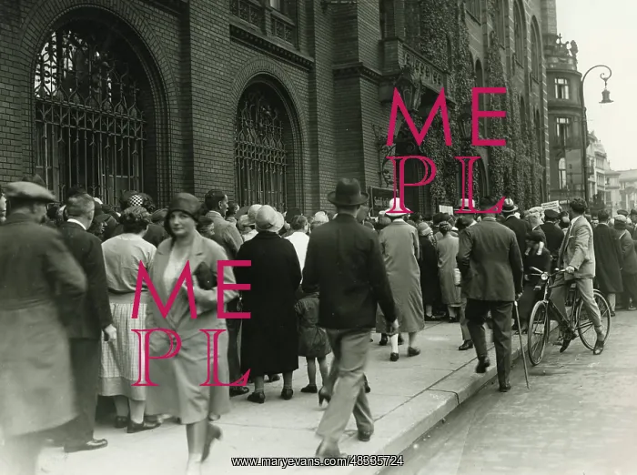 : Rush of depositors at the Berlin Sparkasse, 1931 : Rush of depositors at the Berlin Sparkasse, 1931