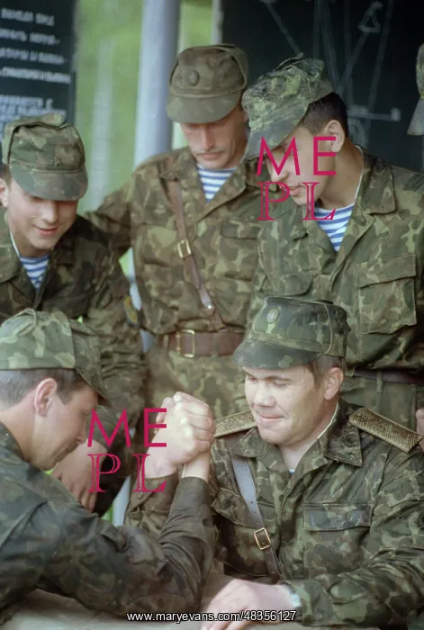 : Russian Airborne Troops General Lebed with soldiers, 1992 : Russian Airborne Troops General Lebed with soldiers, 1992