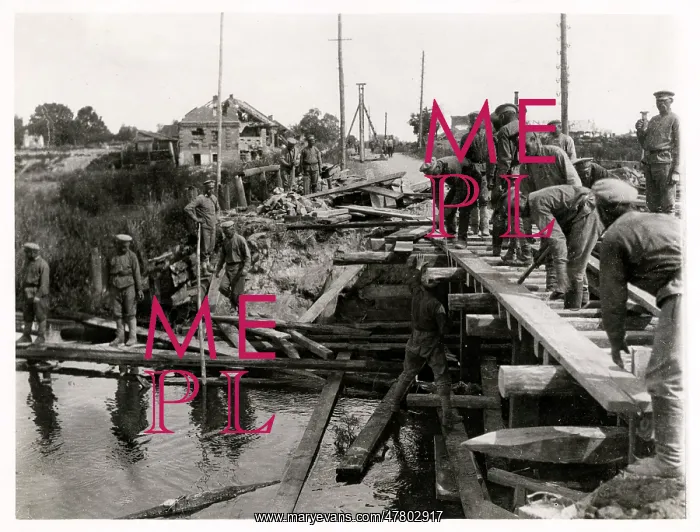 : Russian engineers repairing a bridge Eastern Front : Russian engineers repairing a bridge Eastern Front