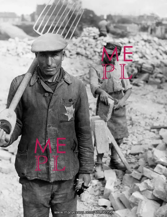 : Russian Jews doing forced labour, Soviet Union, 1941 (b / w ph : Russian Jews doing forced labour, Soviet Union, 1941 (b / w ph