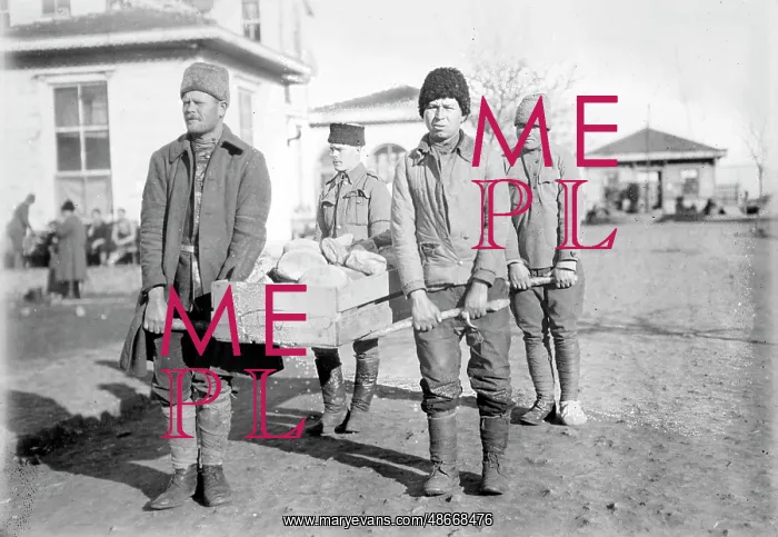 : Russian prisoners of war carrying a pallet of : Russian prisoners of war carrying a pallet of