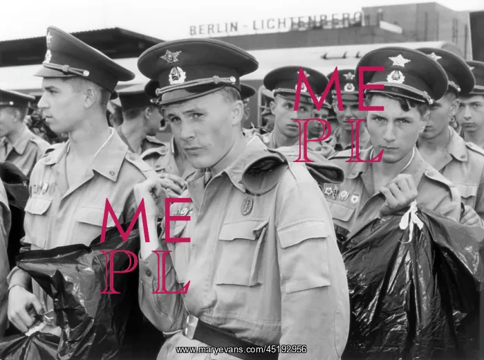 : Last Russian soldiers leave Berlin : Last Russian soldiers leave Berlin