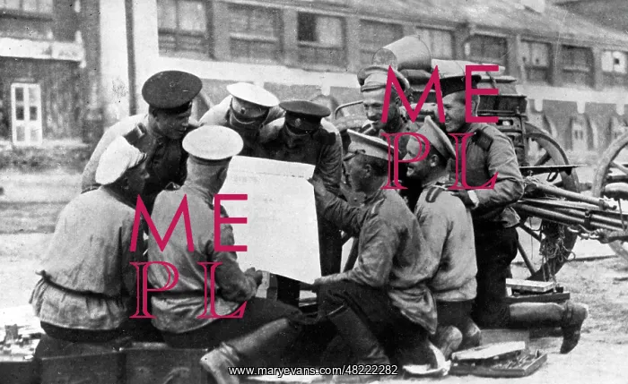 : Russian soldiers with a newspaper, 1914 : Russian soldiers with a newspaper, 1914
