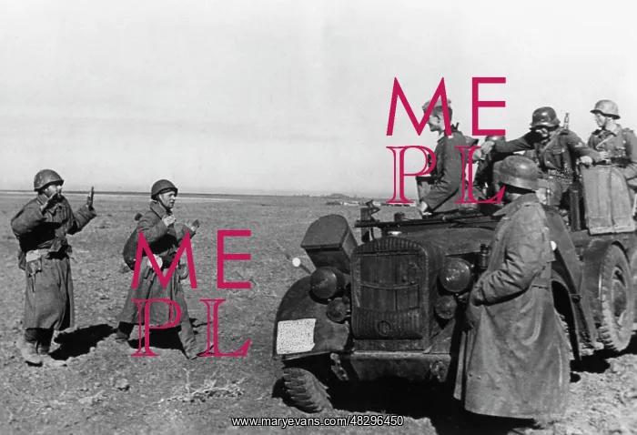 : Russian soldiers give themselves prisoner, 1941 : Russian soldiers give themselves prisoner, 1941