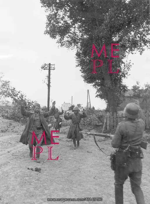 : Russian soldiers surrender, 1941 : Russian soldiers surrender, 1941