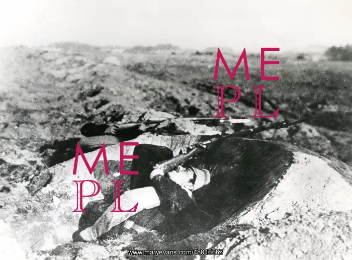 : Russian troops manning a shallow trench, WW1 : Russian troops manning a shallow trench, WW1