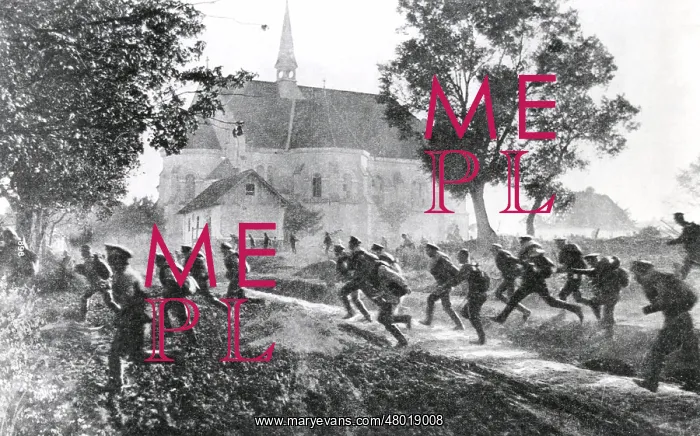 : Russian troops running from German attack, WW1 : Russian troops running from German attack, WW1