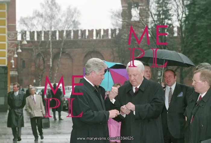 : RUSSIAN AND U.S. PRESIDENTS TAKE STROLL AROUND KREMLIN : RUSSIAN AND U.S. PRESIDENTS TAKE STROLL AROUND KREMLIN