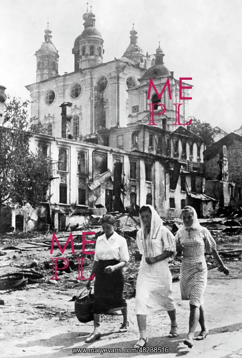 : Russian women return to Smolensk, 1941 : Russian women return to Smolensk, 1941