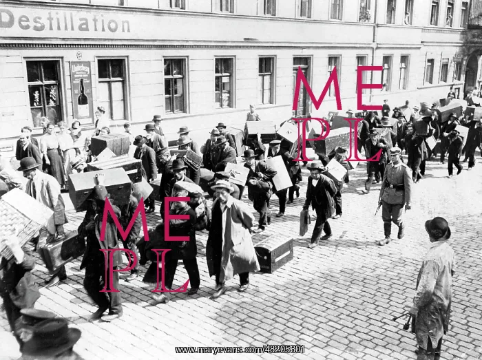 : Russian workers leave Berlin, 1914 : Russian workers leave Berlin, 1914