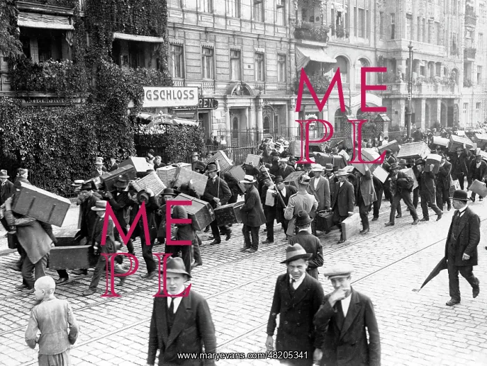 : Russian workers leave Berlin, 1914 : Russian workers leave Berlin, 1914