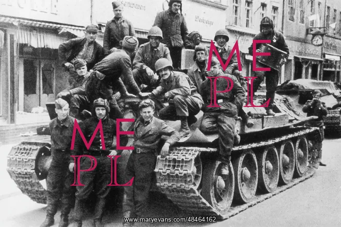 : US & RUSSIANS IN BERLIN : US & RUSSIANS IN BERLIN