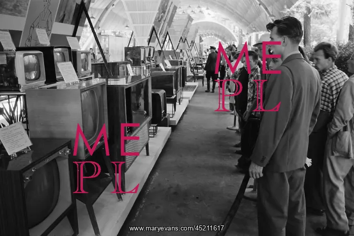 : Russians looking at television sets at the ? : Russians looking at television sets at the ?