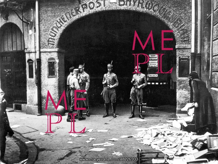 : SA men in front of the editorial offices of the Muenchener : SA men in front of the editorial offices of the Muenchener