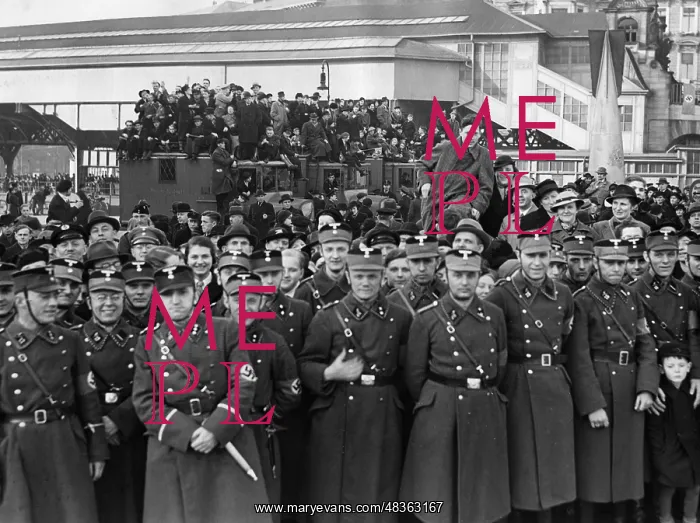 : SA men waiting for Adolf Hitler, 1938 : SA men waiting for Adolf Hitler, 1938