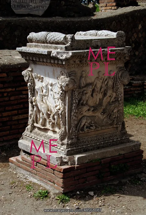: Sacellum. Altar. Ostia Antica : Sacellum. Altar. Ostia Antica