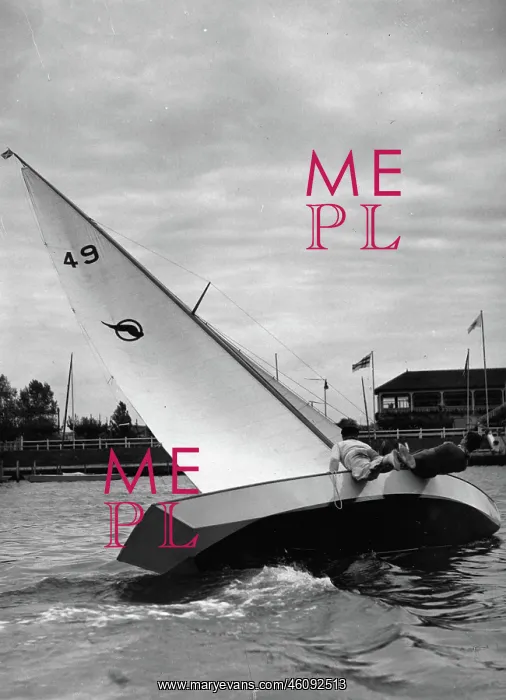 : A sailboat in the harbor of Les Mureaux : A sailboat in the harbor of Les Mureaux