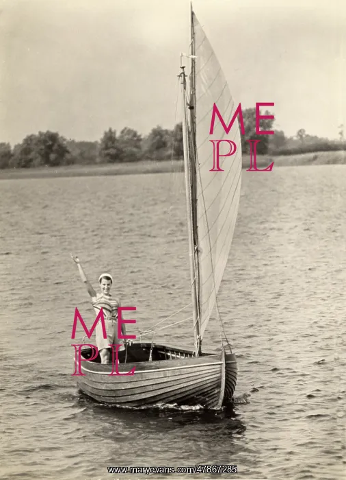 : Sailing across Hickling Broad : Sailing across Hickling Broad