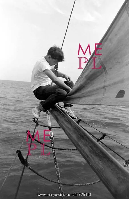 : Sailing ship on the water, ocean sailing school : Sailing ship on the water, ocean sailing school