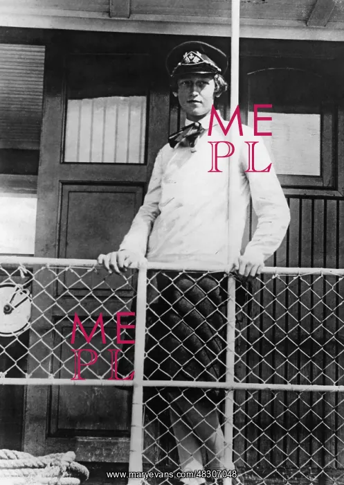 : Sailor. A sailor stands at the railing of a ship. (undated photo) : Sailor. A sailor stands at the railing of a ship. (undated photo)