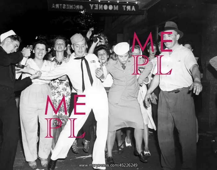 : A sailor and his girlfriend doing the jitterbug ? : A sailor and his girlfriend doing the jitterbug ?