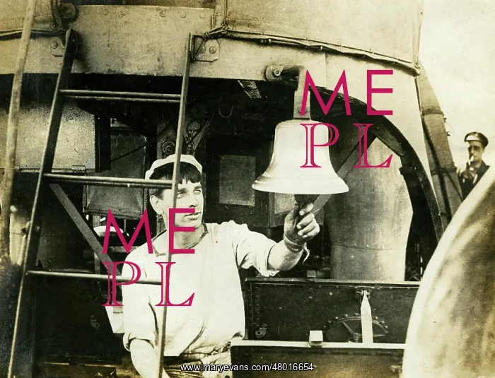 : Sailor ringing new bell of HMS Broke, WW1 : Sailor ringing new bell of HMS Broke, WW1