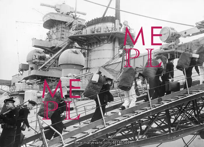 : Sailors go aboard the Scharnhorst, 1939 : Sailors go aboard the Scharnhorst, 1939