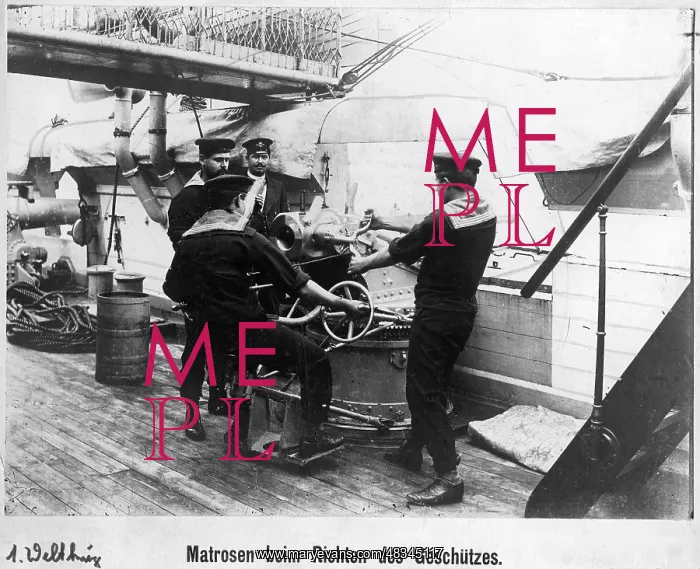 : Sailors aim the gun, 1914 : Sailors aim the gun, 1914