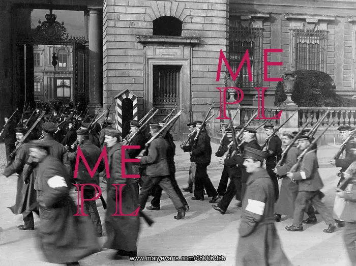 : Sailors take over the guard at the Berlin Palace, 1918 : Sailors take over the guard at the Berlin Palace, 1918