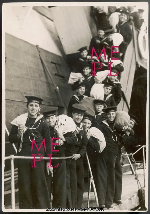 : SAILORS OFF ON LEAVE : SAILORS OFF ON LEAVE