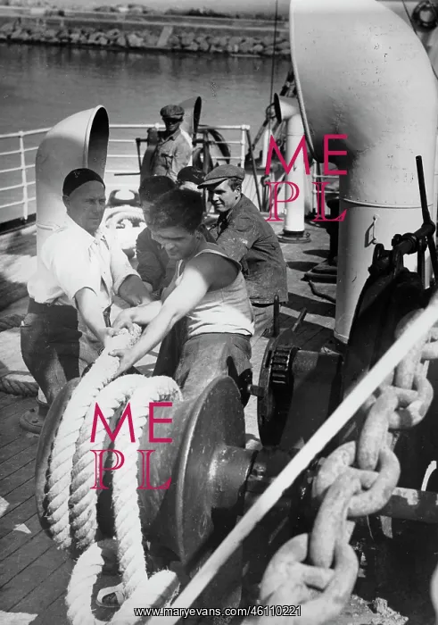 : Sailors do ship work : Sailors do ship work