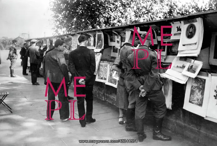 : Sales booths on the Seine, 1940 : Sales booths on the Seine, 1940