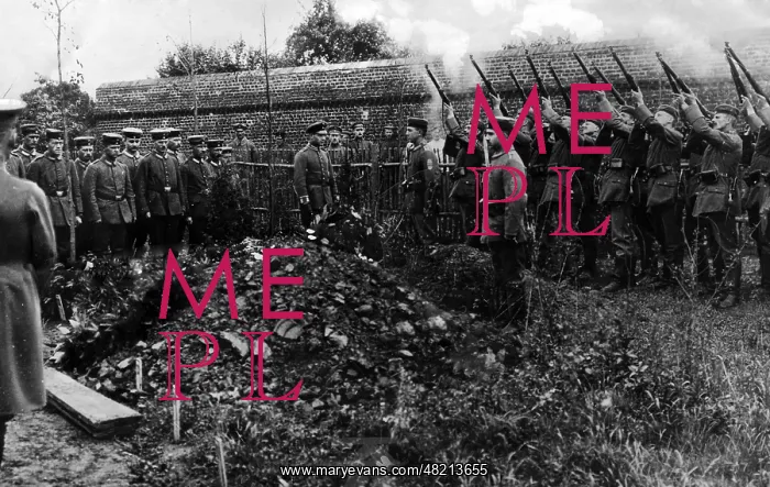 : Salute to a dead soldier during the First World War : Salute to a dead soldier during the First World War