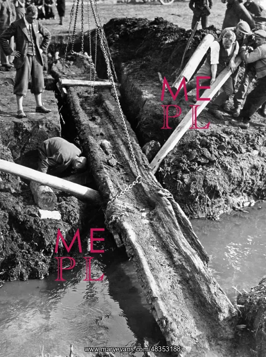 : Salvage of a dugout, 1934 : Salvage of a dugout, 1934
