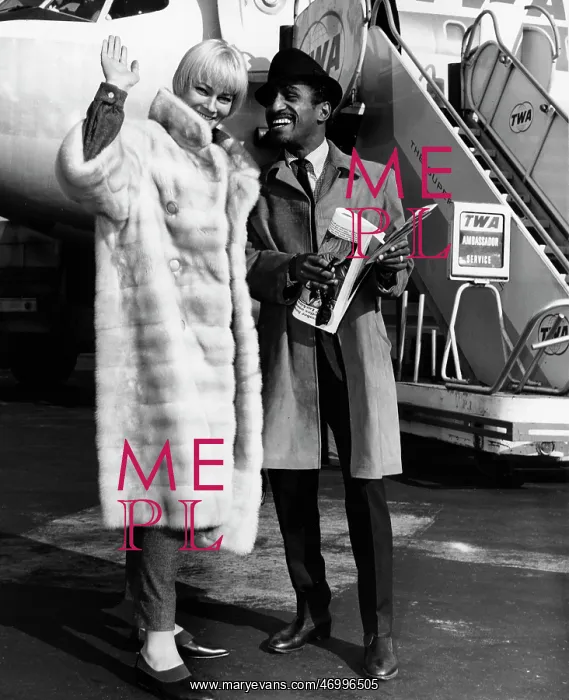 : Sammy Davis Jr. boarding a plane to Los Angeles : Sammy Davis Jr. boarding a plane to Los Angeles