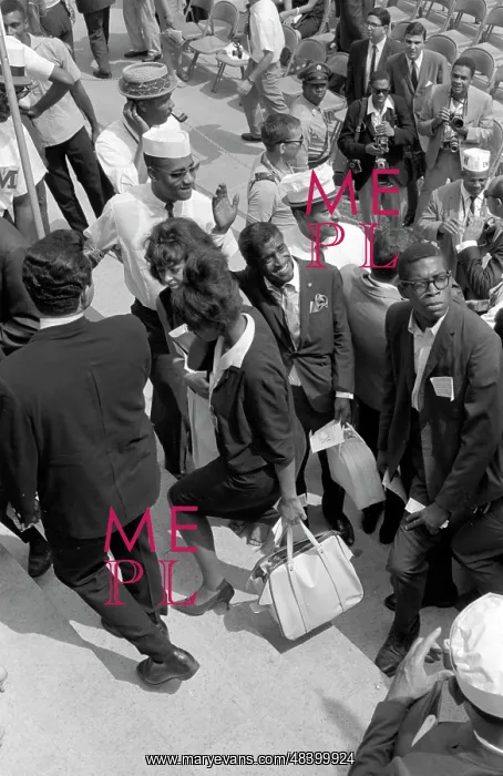 : Sammy Davis, Jr. waving to people during : Sammy Davis, Jr. waving to people during