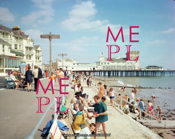 : Sands and pier, Bognor Regis : Sands and pier, Bognor Regis
