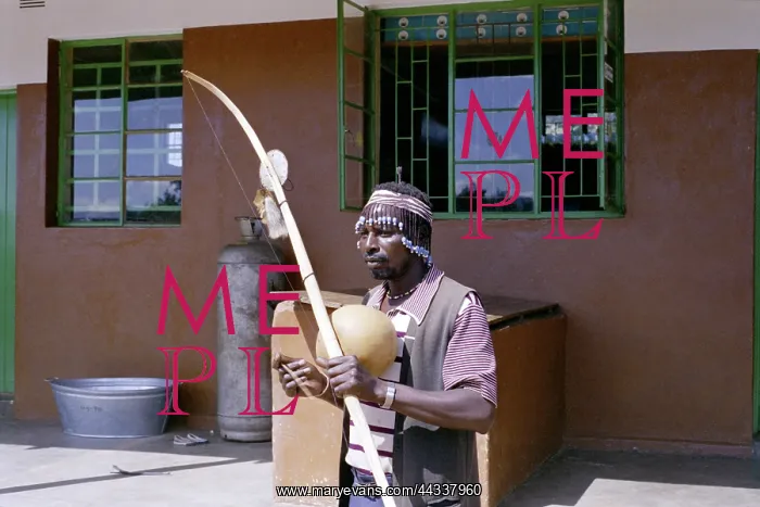 : Sangoma Bennde, dende bow player : Sangoma Bennde, dende bow player